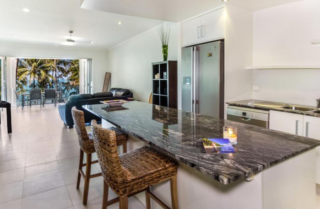 Island Views Beachfront Apartments Палм Коув Екстериор снимка