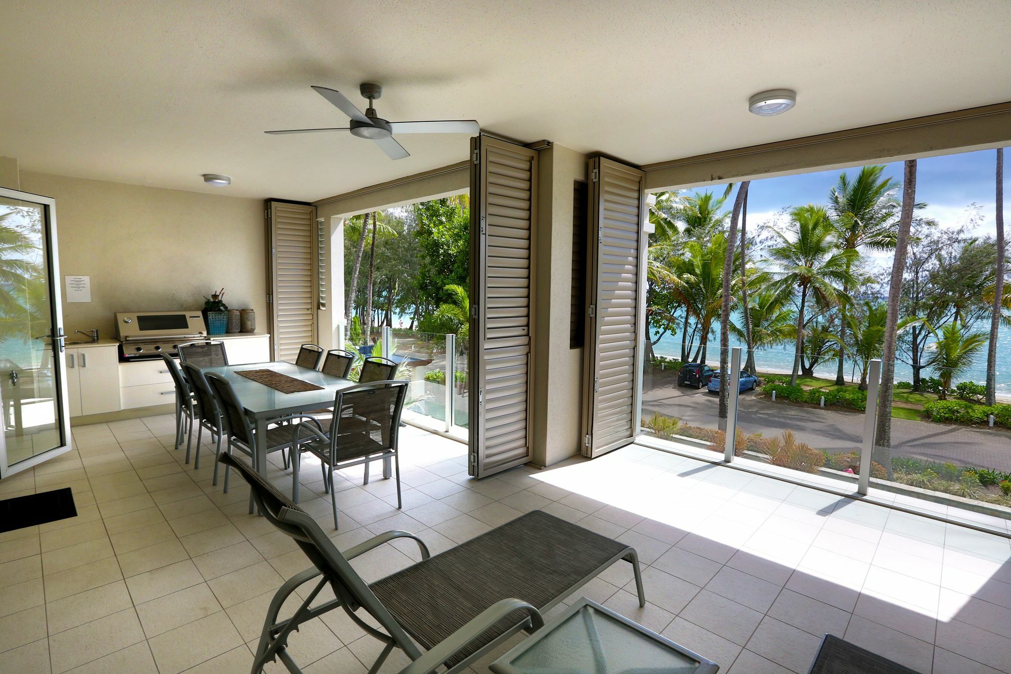 Island Views Beachfront Apartments Палм Коув Екстериор снимка