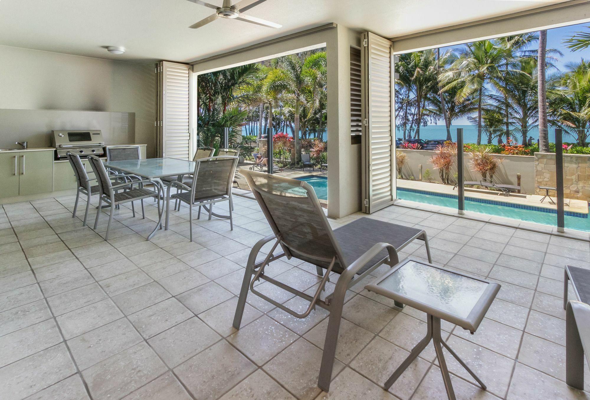 Island Views Beachfront Apartments Палм Коув Екстериор снимка